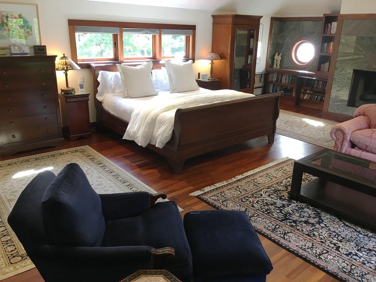 East Hampton Art House Bed And Breakfast ภายนอก รูปภาพ